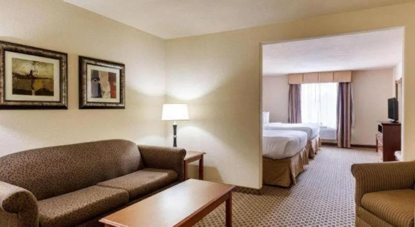 Bed in Quality Suites Huntsville Near University