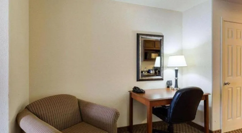 Quality Suites Huntsville Near University