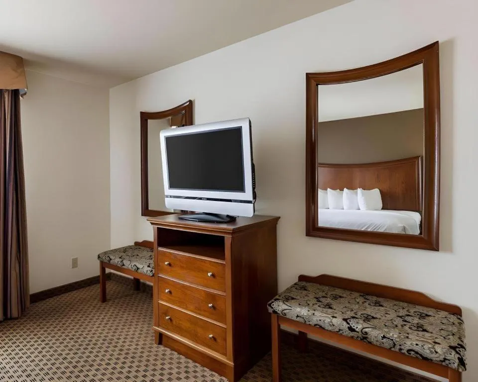 Quality Suites Huntsville Near University
