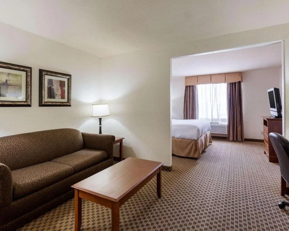 Bed in Quality Suites Huntsville Near University