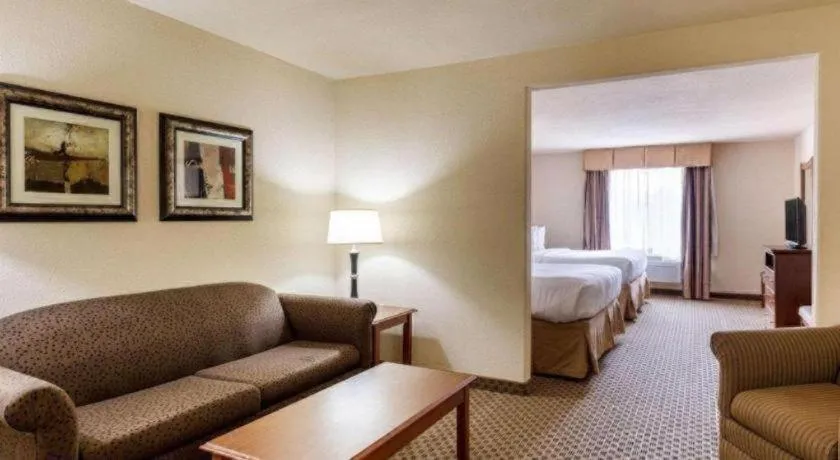 Bed in Quality Suites Huntsville Near University