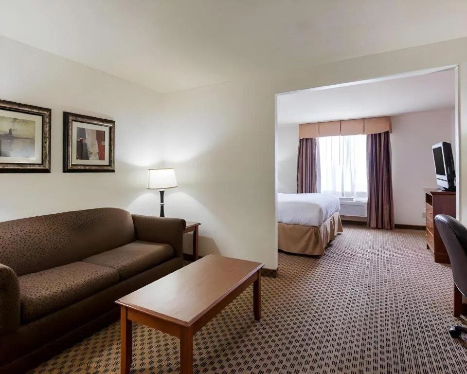 Bed in Quality Suites Huntsville Near University