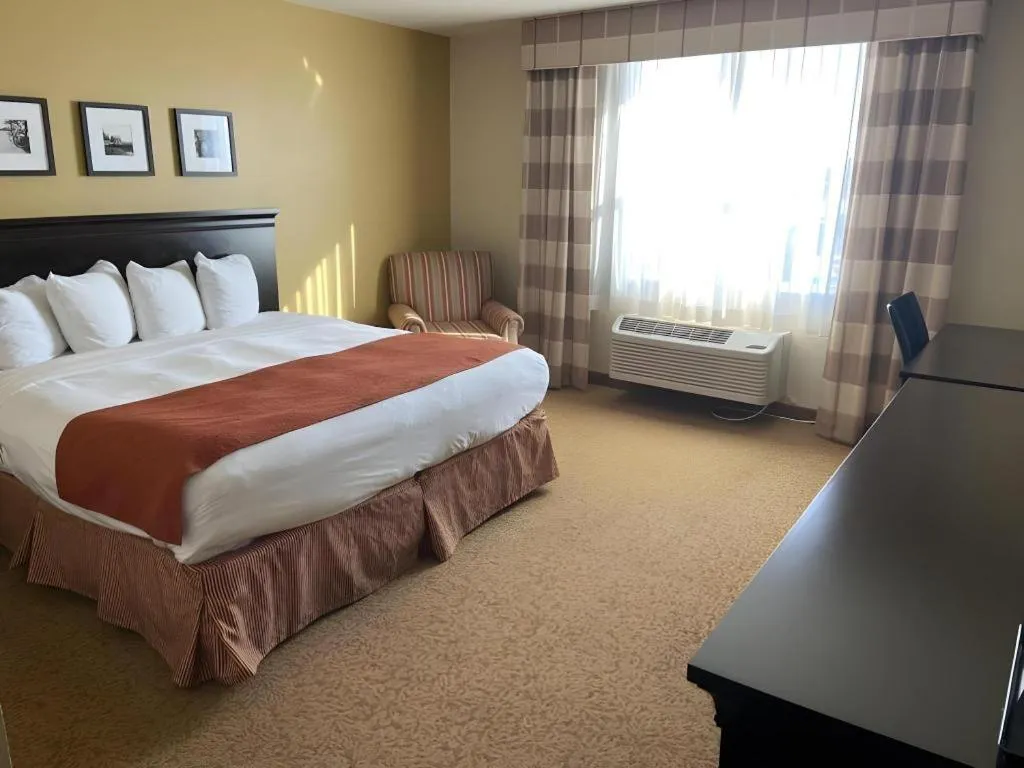 Bed in Country Inn & Suites by Radisson, Dundee, MI
