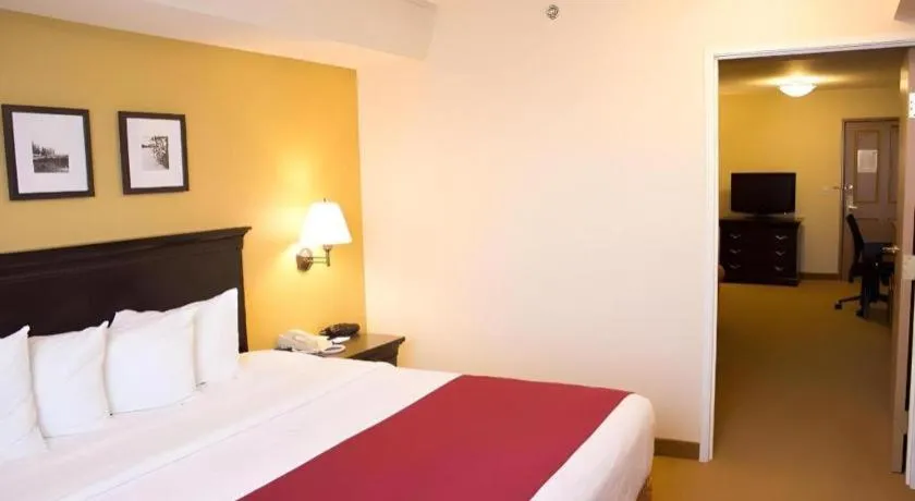 Bed in Country Inn & Suites by Radisson, Dundee, MI