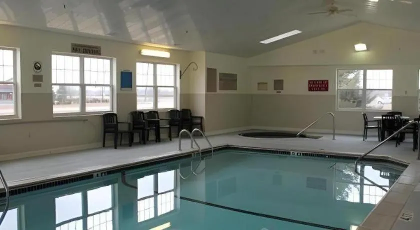 Country Inn & Suites by Radisson, Dundee, MI