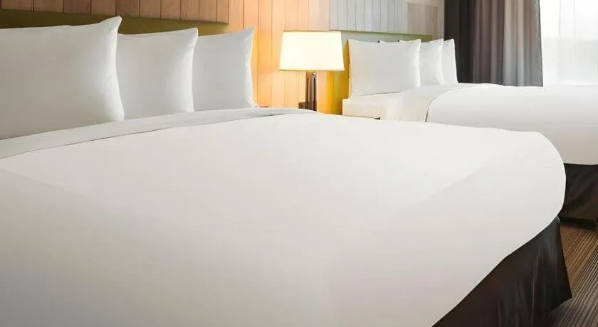 Bed in Country Inn & Suites by Radisson, Dundee, MI
