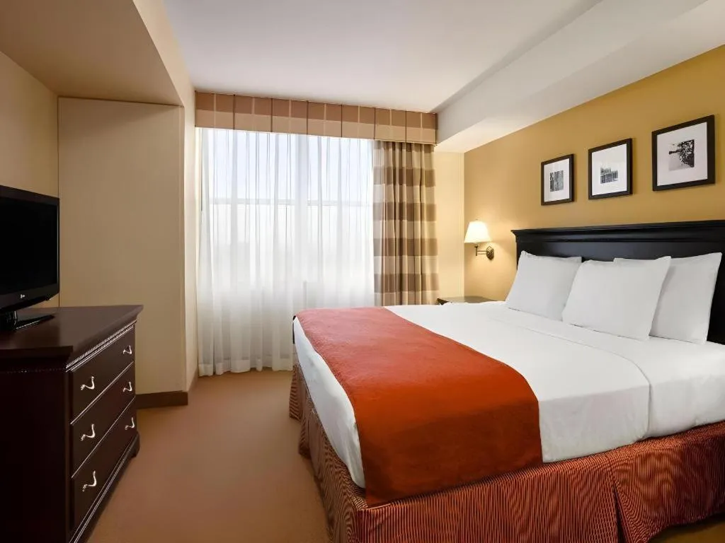 Bed in Country Inn & Suites by Radisson, Dundee, MI