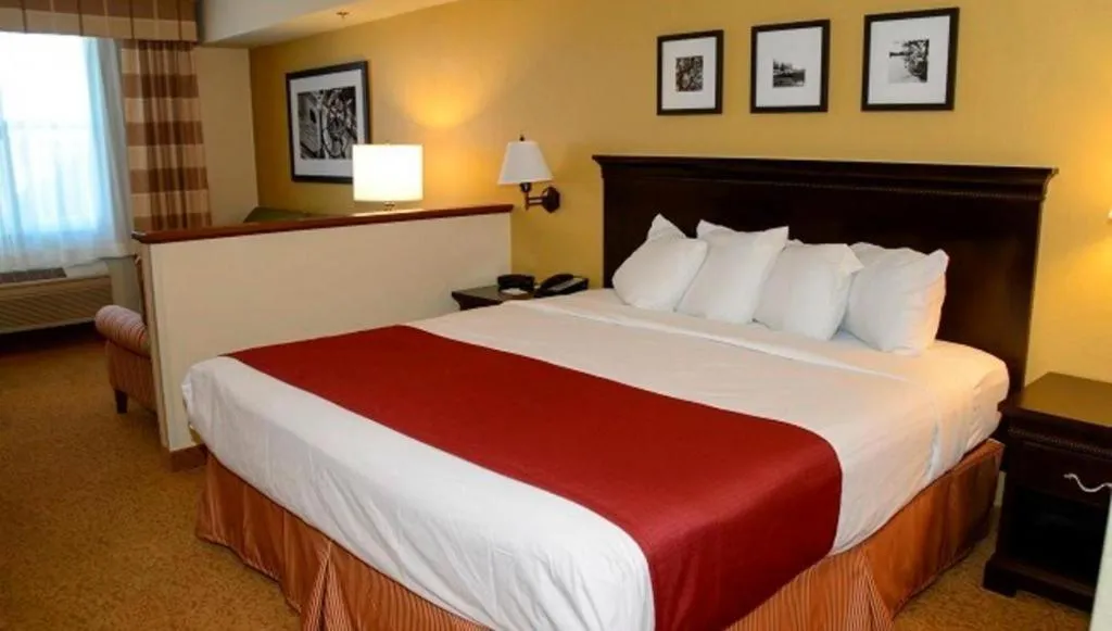 Bed in Country Inn & Suites by Radisson, Dundee, MI