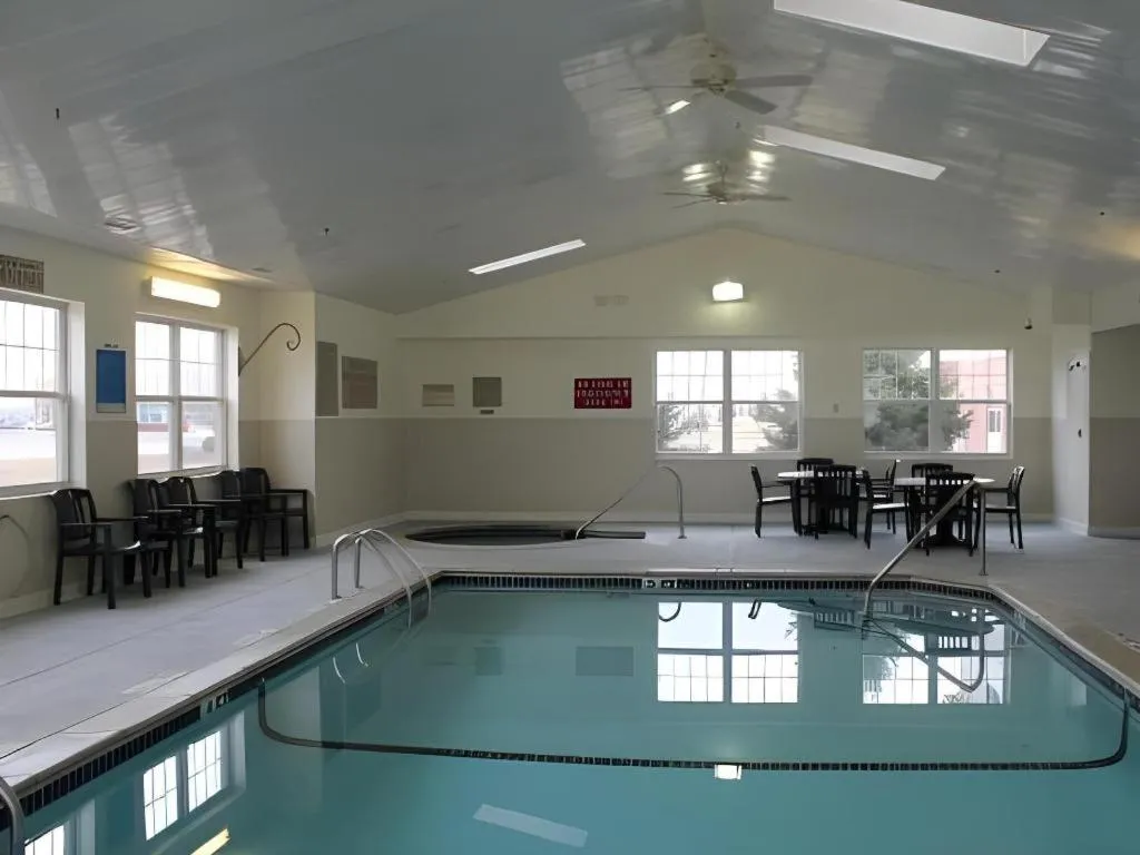 Country Inn & Suites by Radisson, Dundee, MI