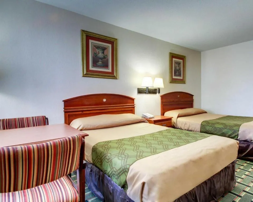 Bed in Econo Lodge Meridian South