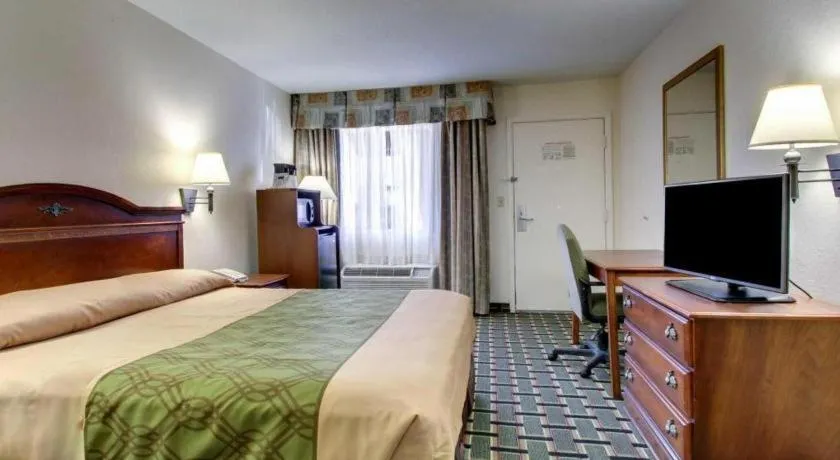 Bed in Econo Lodge Meridian South