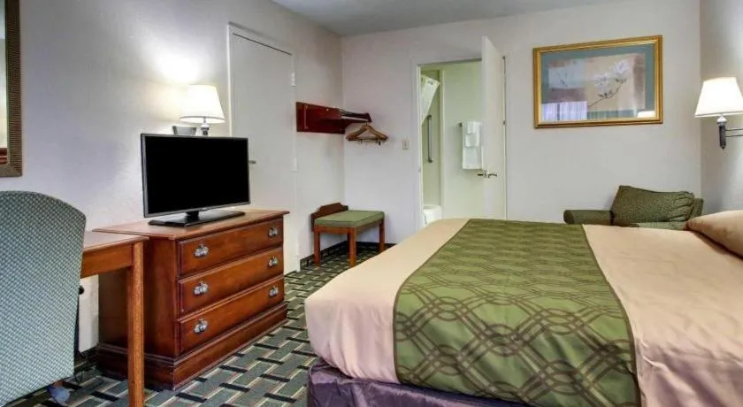 Bed in Econo Lodge Meridian South