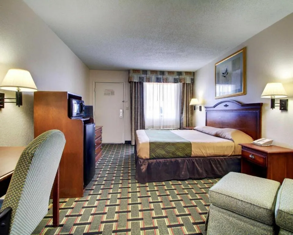 Bed in Econo Lodge Meridian South