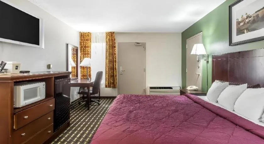 Bed in Quality Inn Homewood Birmingham I-65