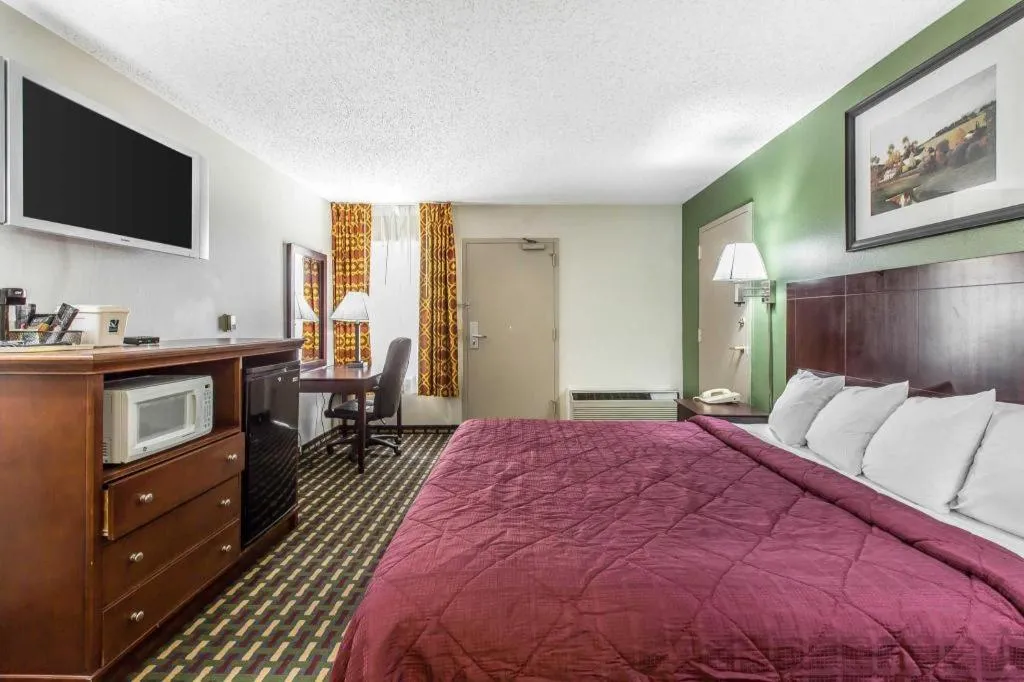 Bed in Quality Inn Homewood Birmingham I-65