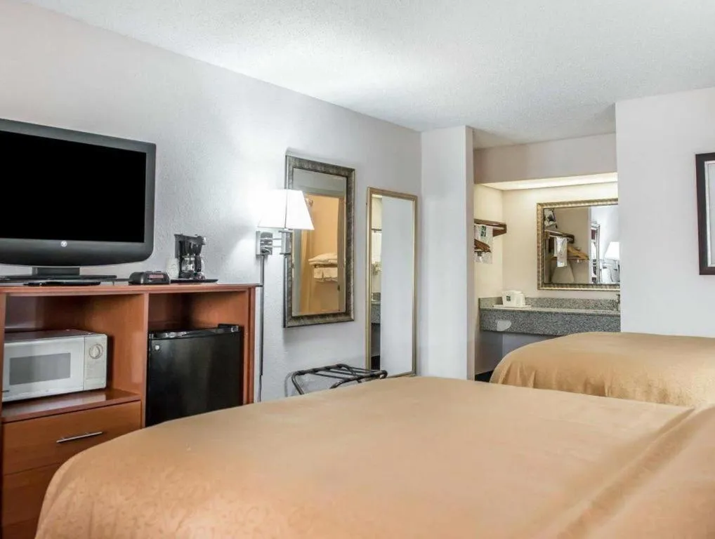 Bed in Quality Inn Marianna South