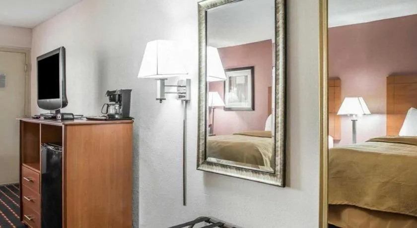 Bed in Quality Inn Marianna South