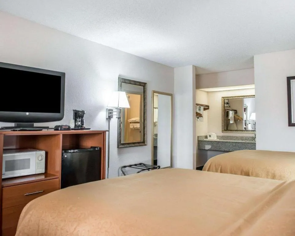 Bed in Quality Inn Marianna South