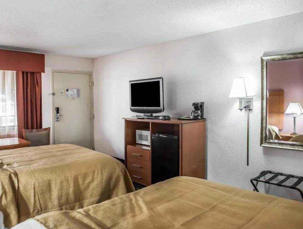 Bed in Quality Inn Marianna South