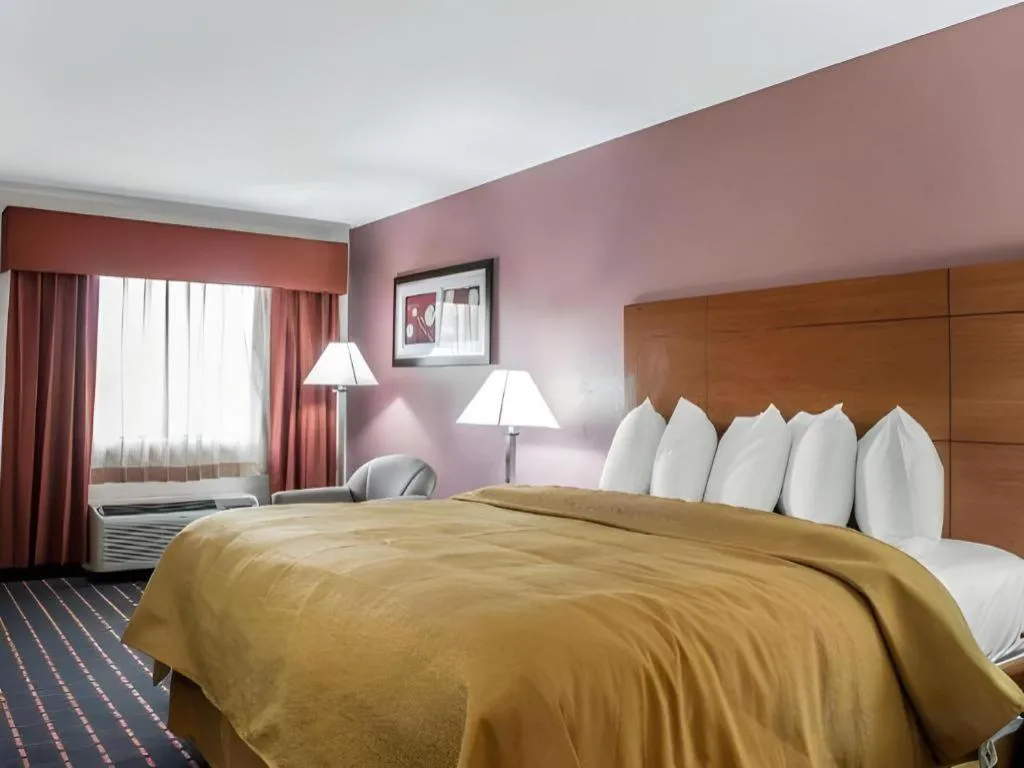 Bed in Quality Inn Marianna South