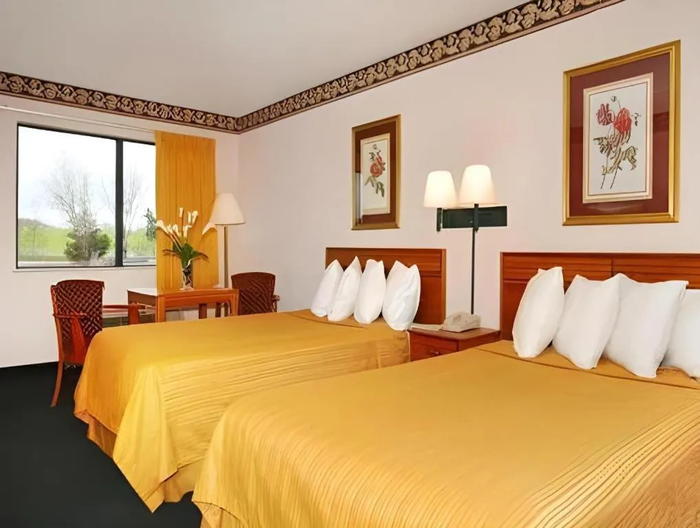 Bed in Quality Inn Marianna South