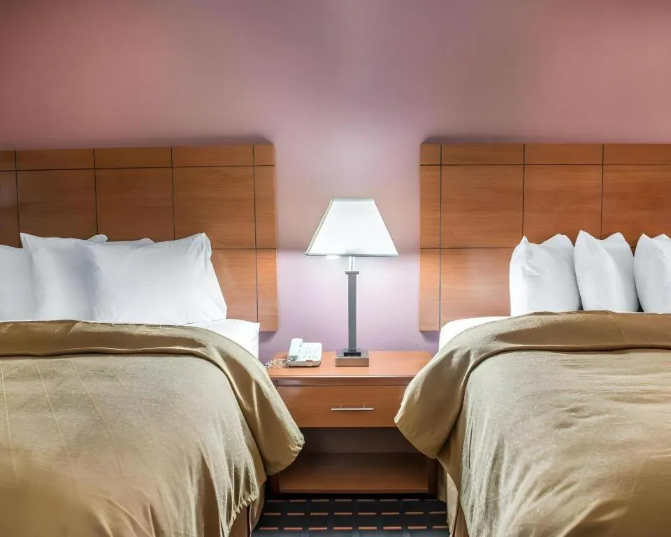 Bed in Quality Inn Marianna South