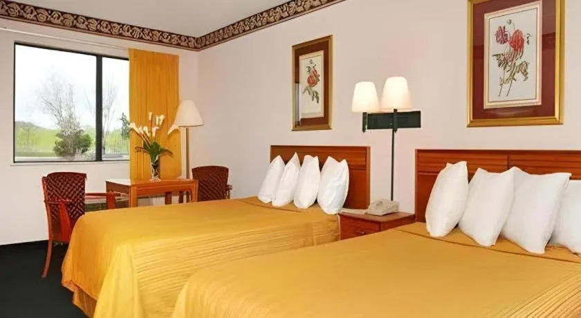 Bed in Quality Inn Marianna South