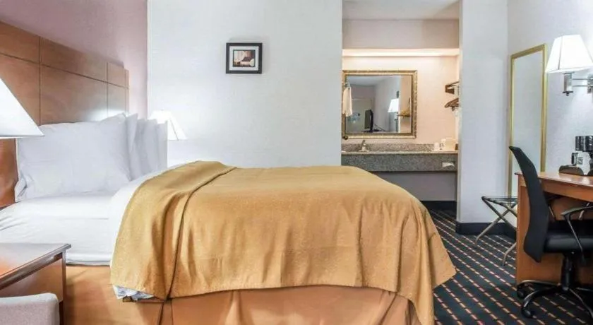 Bed in Quality Inn Marianna South