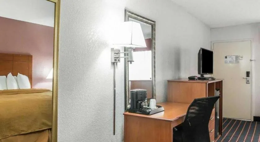 Bed in Quality Inn Marianna South