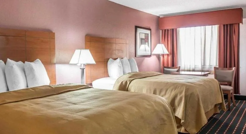 Bed in Quality Inn Marianna South