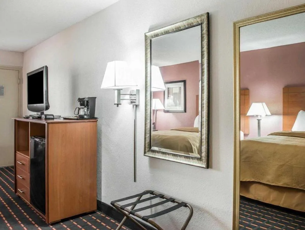 Bed in Quality Inn Marianna South