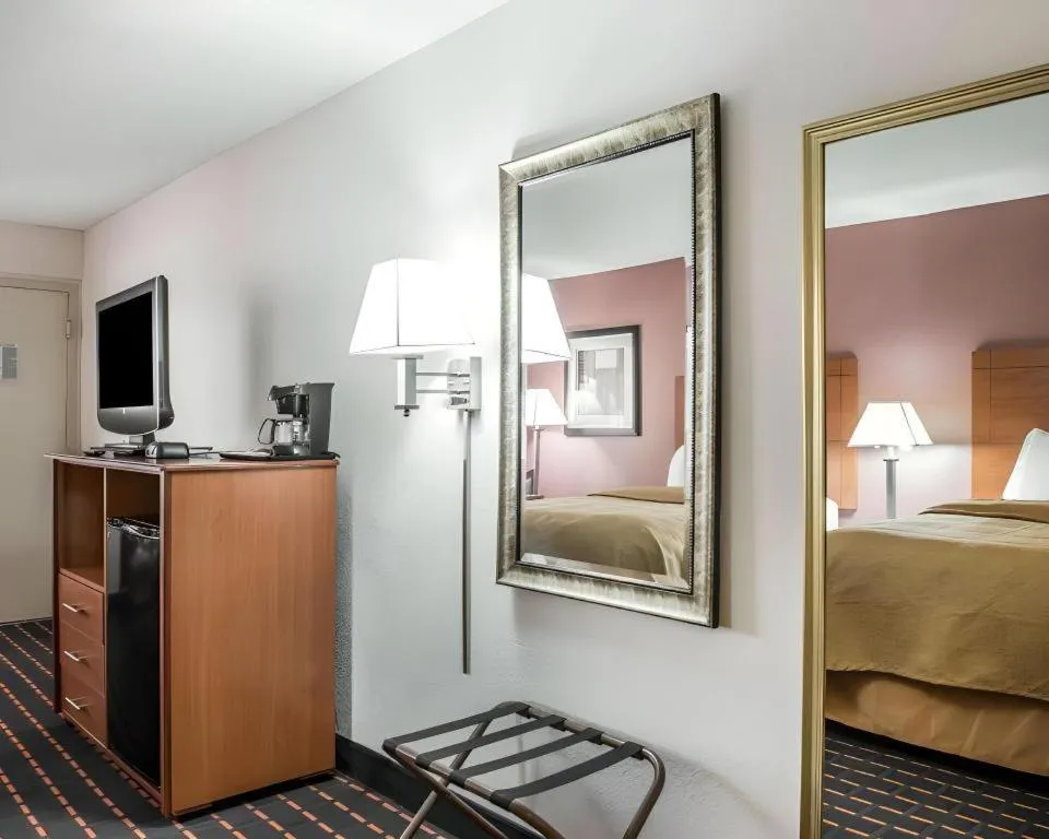 Bed in Quality Inn Marianna South