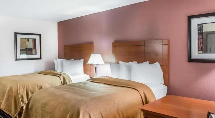 Bed in Quality Inn Marianna South