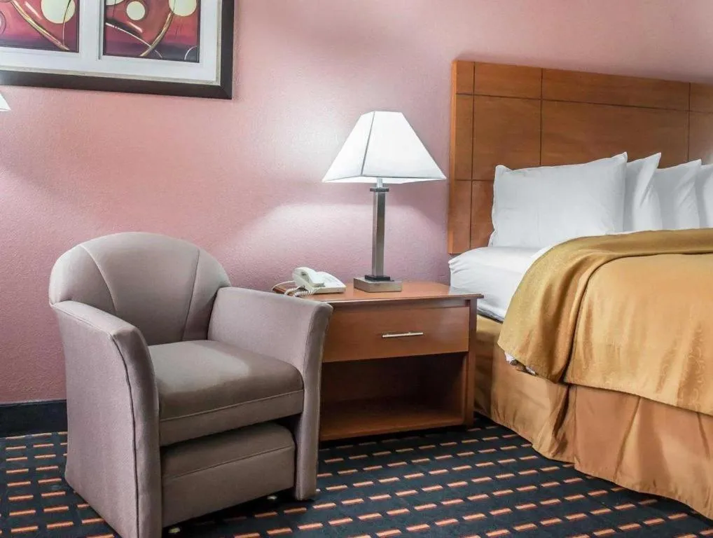 Bed in Quality Inn Marianna South