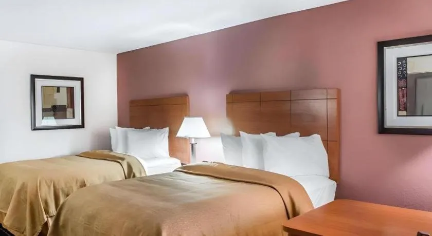 Bed in Quality Inn Marianna South