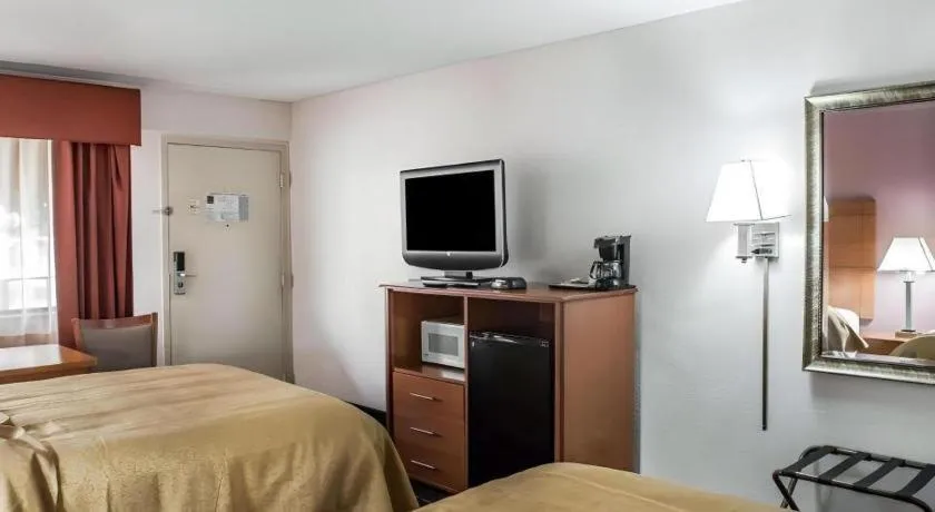 Bed in Quality Inn Marianna South