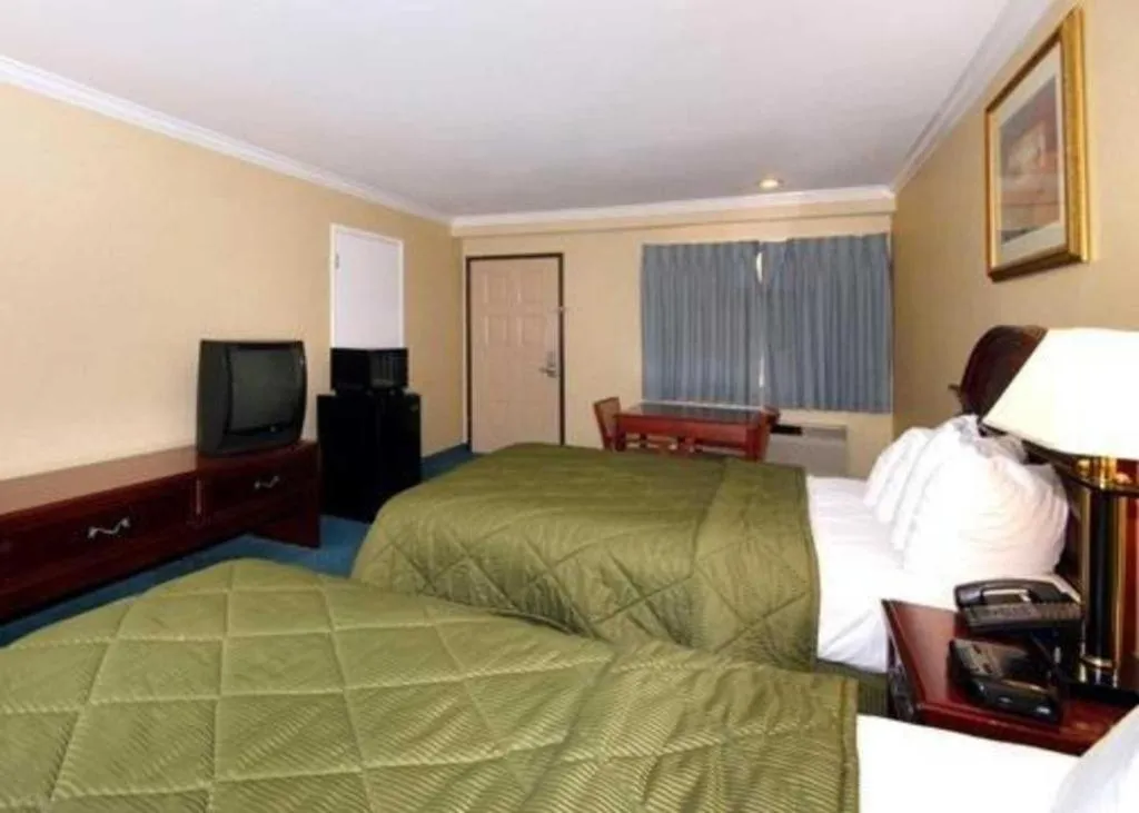Bed in Quality Inn Near City of Hope