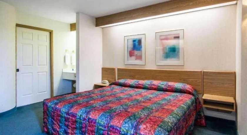 Bed in Rodeway Inn Salem Northgate