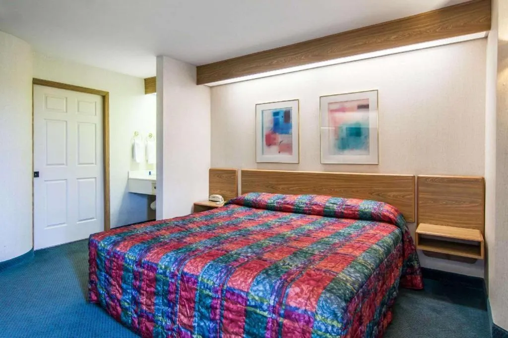 Bed in Rodeway Inn Salem Northgate