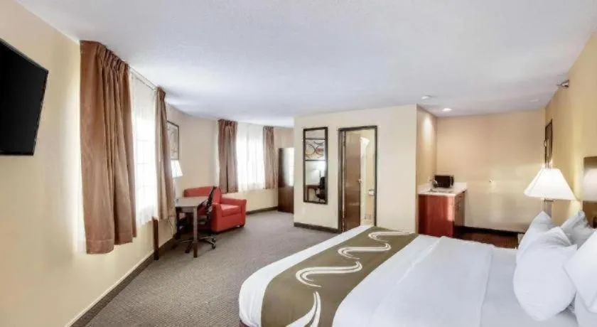 Bed in Quality Inn & Suites Lincoln North