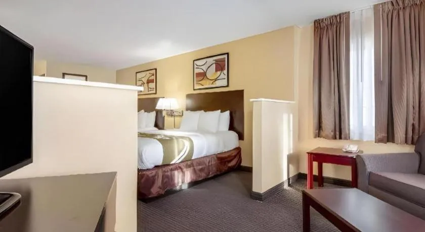 Bed in Quality Inn & Suites Lincoln North