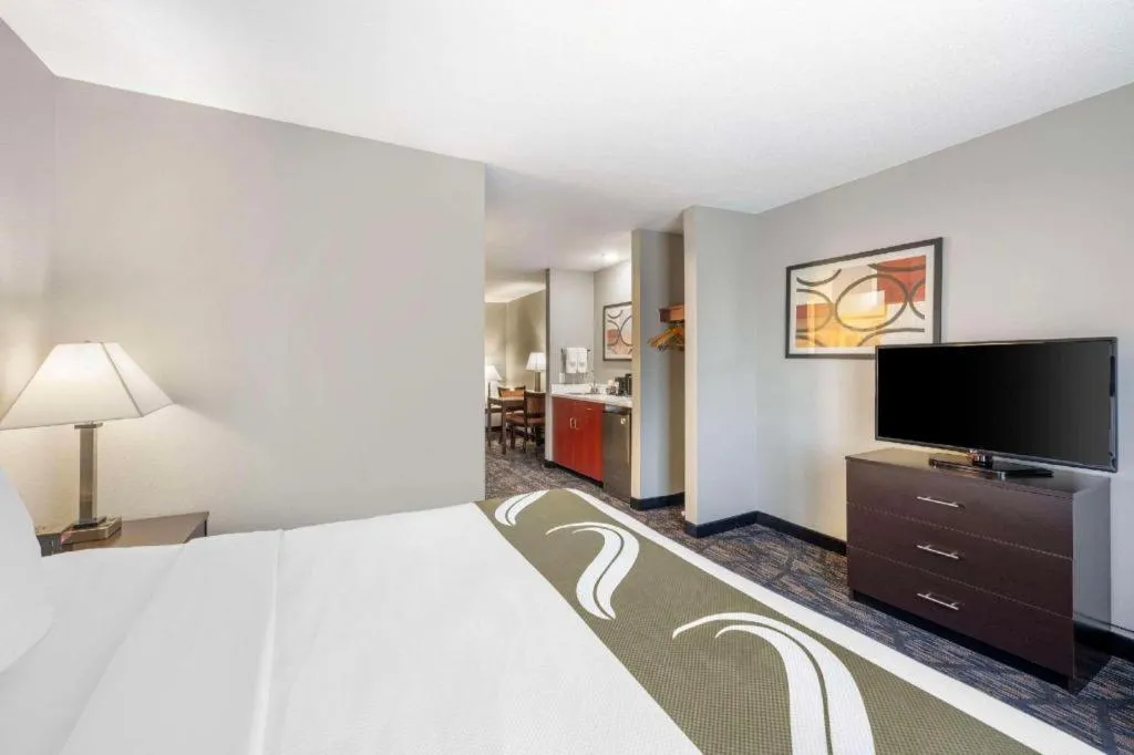 Bed in Quality Inn & Suites Lincoln North