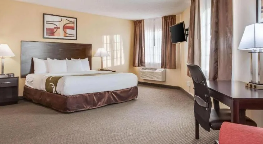 Bed in Quality Inn & Suites Lincoln North