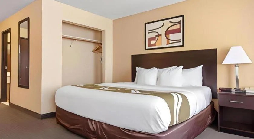 Bed in Quality Inn & Suites Lincoln North