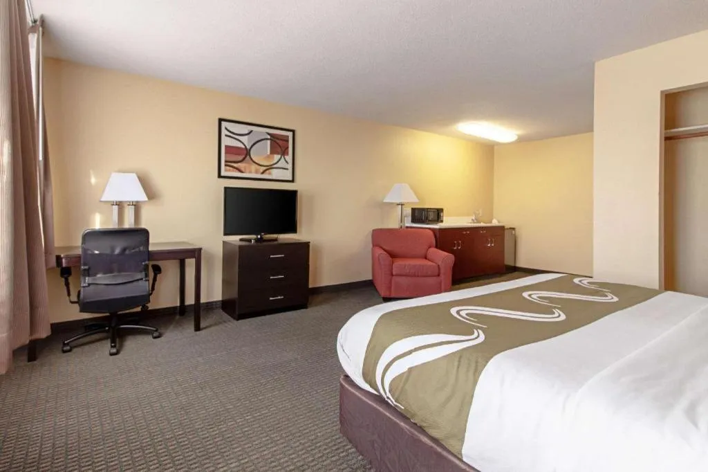 Bed in Quality Inn & Suites Lincoln North