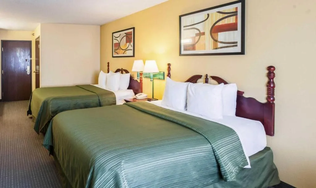 Bed in Quality Inn & Suites Lincoln North