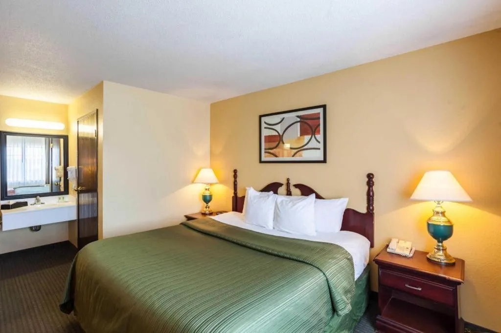 Bed in Quality Inn & Suites Lincoln North