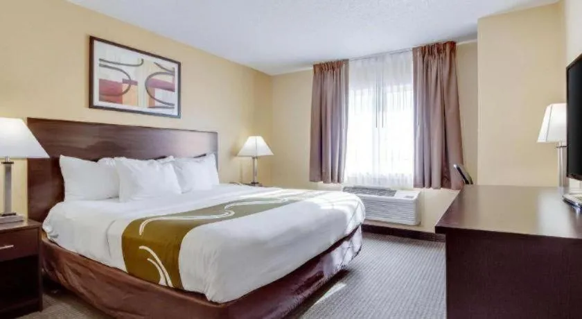 Bed in Quality Inn & Suites Lincoln North