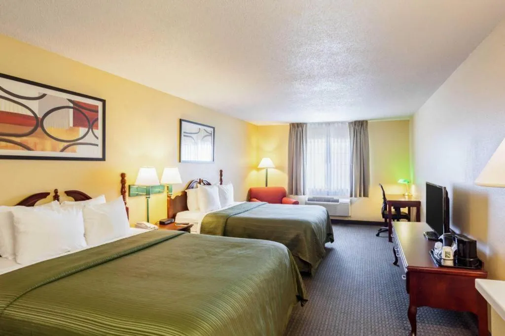 Bed in Quality Inn & Suites Lincoln North