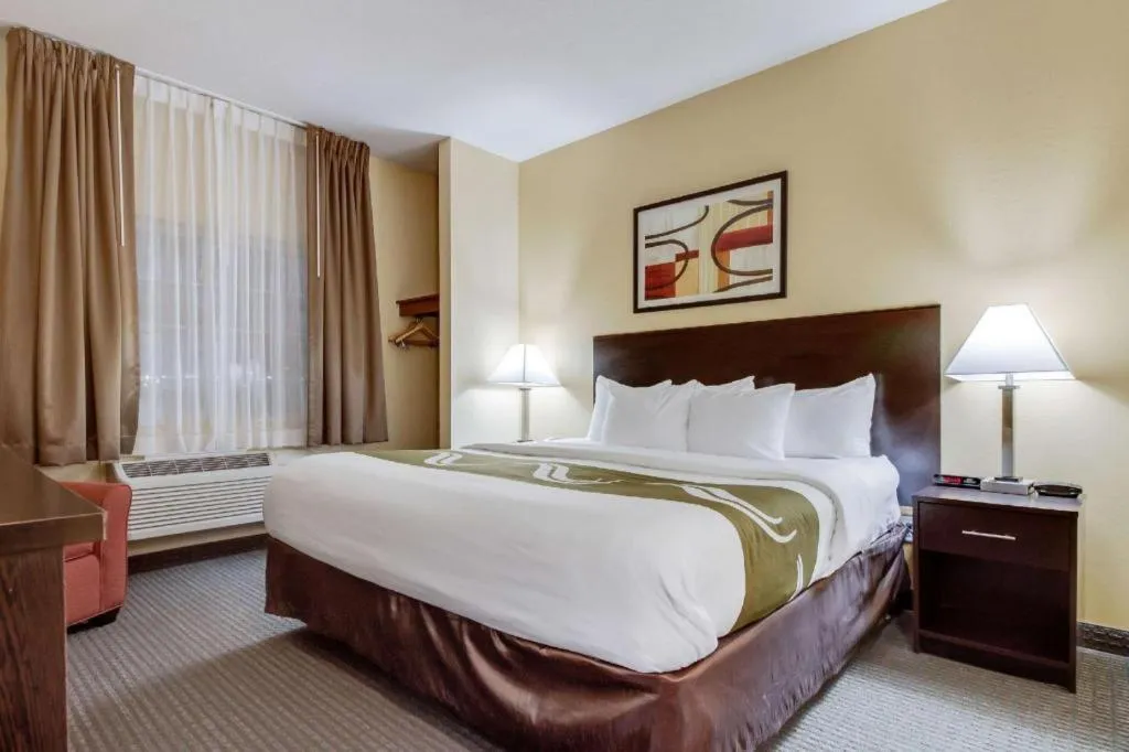 Bed in Quality Inn & Suites Lincoln North